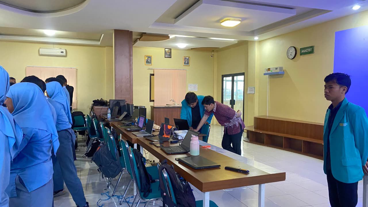 Pengenalan Website kepada Murid SMK Muhammadiyah 1 Sukoharjo oleh Mahasiswa Universitas Muhammadiyah Surakarta di M-ONE Solution: Edukasi Digital dan Dasar Pengembangan Website untuk Generasi SMK